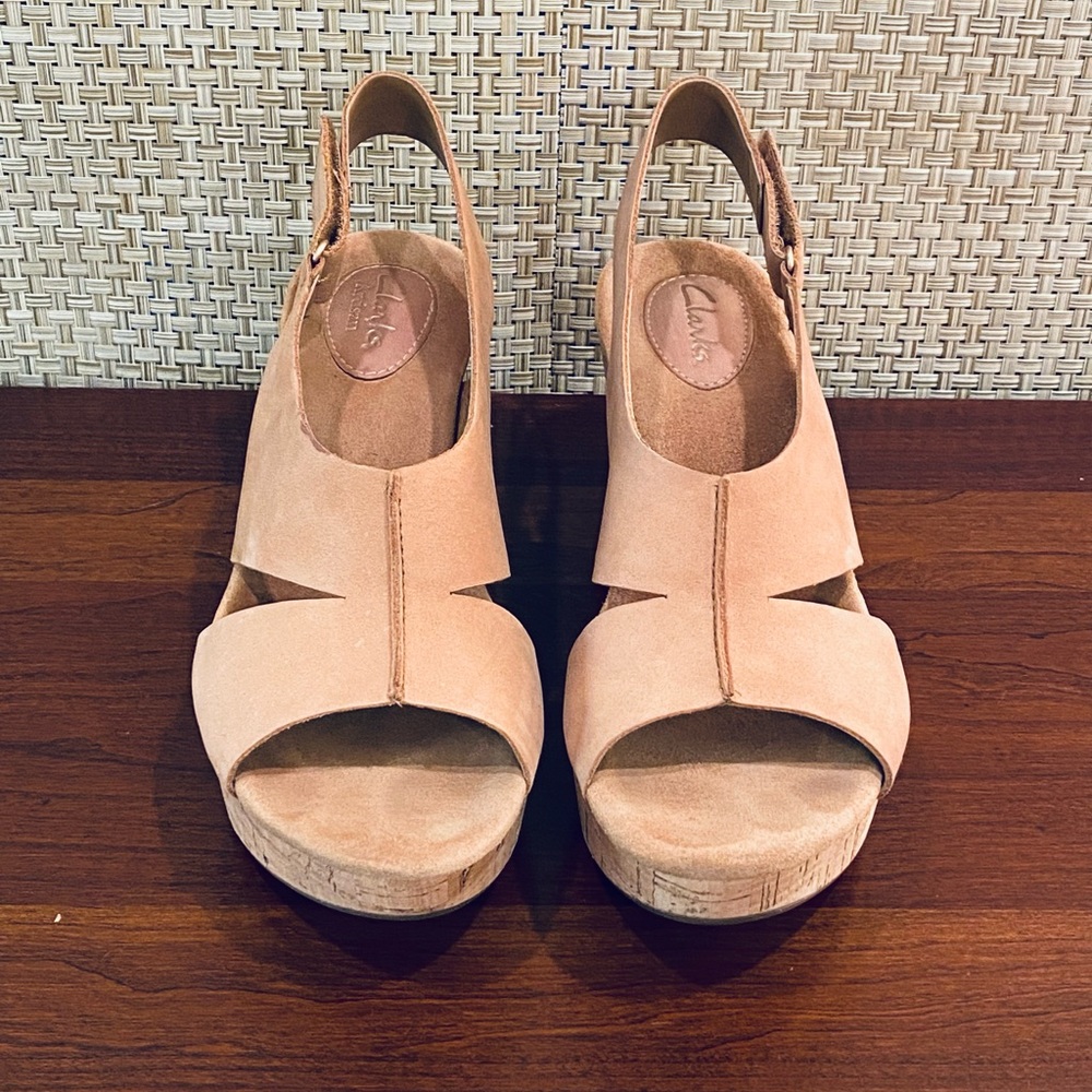 π11xHPππLike New! Clarks Artisan Wedge Sandals Caslynn Tan Nubuck 9M - Picture 2 of 12